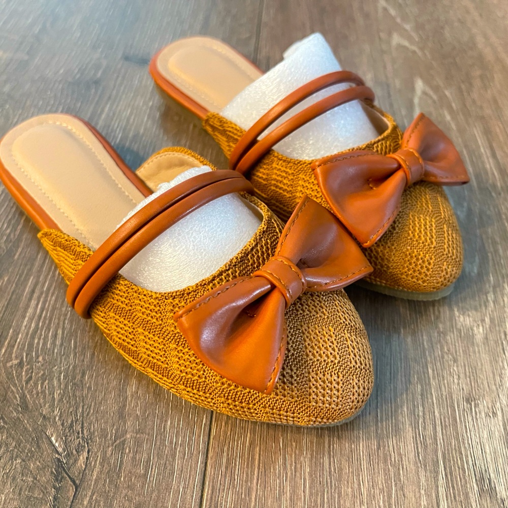 Girls Toddler TAN SLIPPERS/SLIDES SZ 28/US 11.5/AGE 4-5